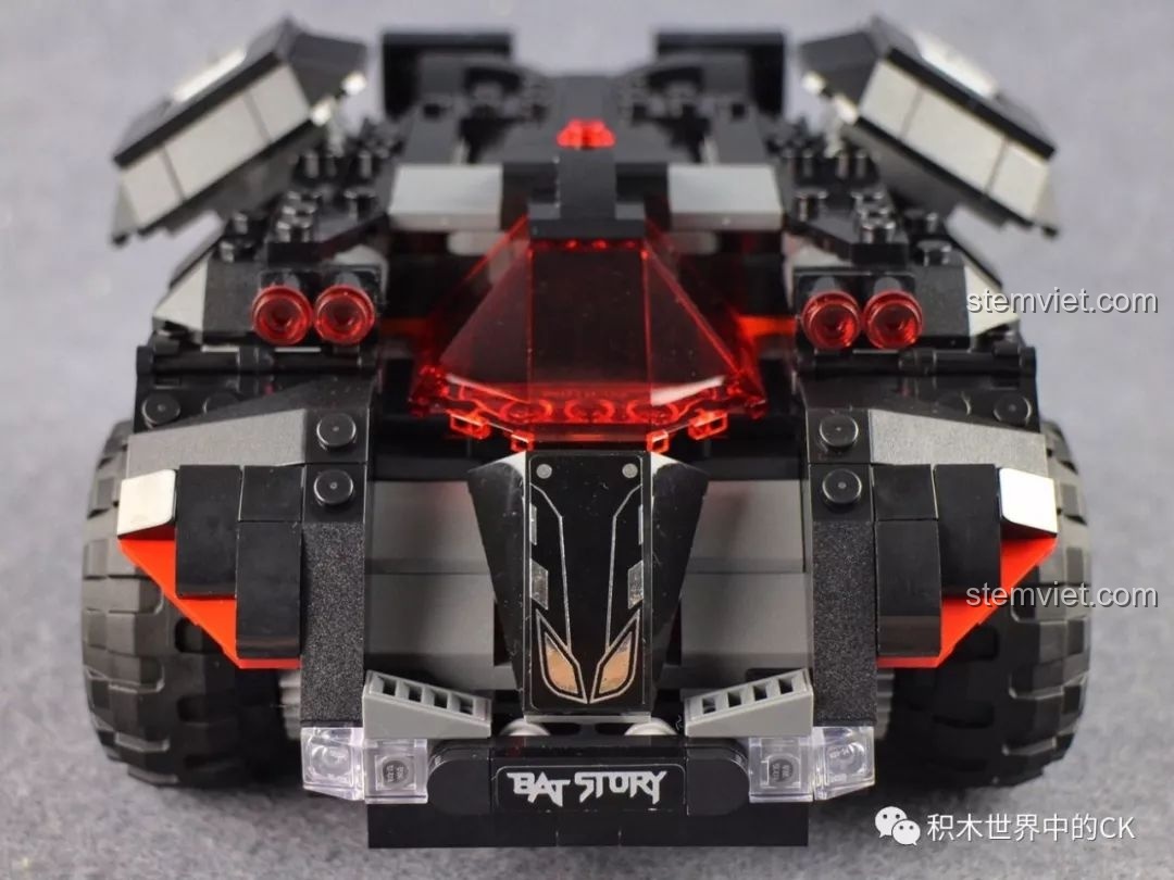 Góc nhìn chính diện của xe Batmobile RC 13020, thể hiện sự hầm hố. Đánh giá Mould King 13020 Xe chiến đấu của Batman.