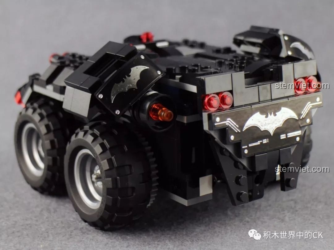 Phần đuôi xe của Batmobile RC 13020 với các chi tiết sticker và đèn hậu. Trải nghiệm Mould King 13020.