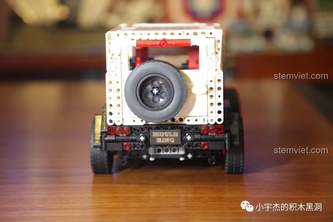 Góc nhìn 3/4 từ phía sau của mô hình Mould King 13069, thể hiện tổng thể thiết kế.