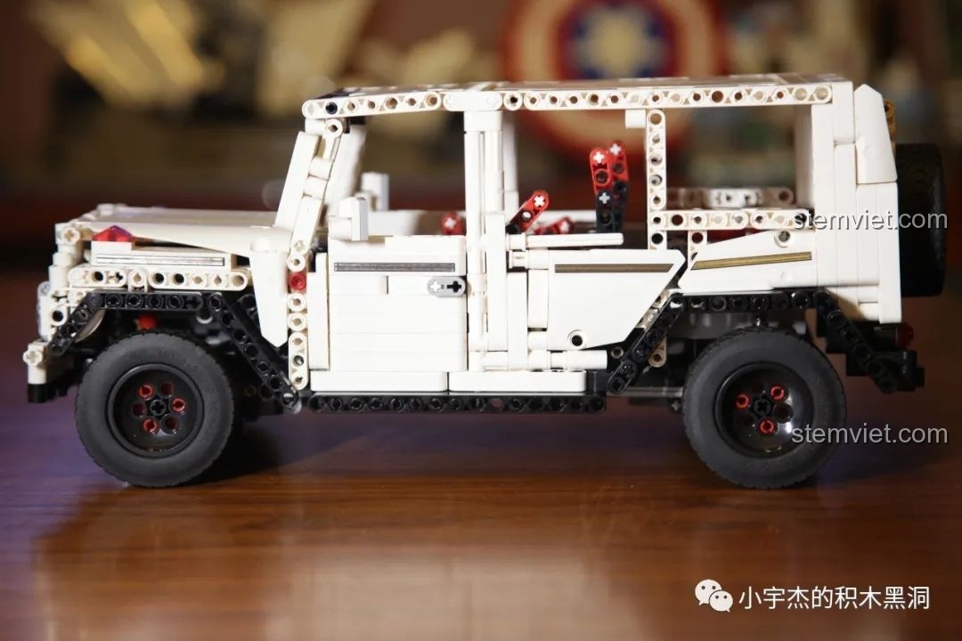 Mô hình Mould King 13069 Xe Địa Hình G500 AWD Wagon đã hoàn thành, nhìn từ góc bên hông.