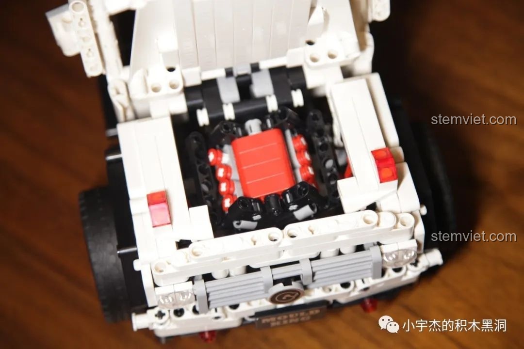 Mô hình Mould King 13069 với nắp capo đang mở, để lộ chi tiết động cơ bên trong.