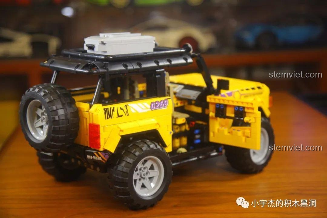 Mô hình hoàn thiện của Xe SUV Địa Hình Ford Bronco Dã Chiến MOYU BLOCK MY88005 sau khi dán decal trang trí.