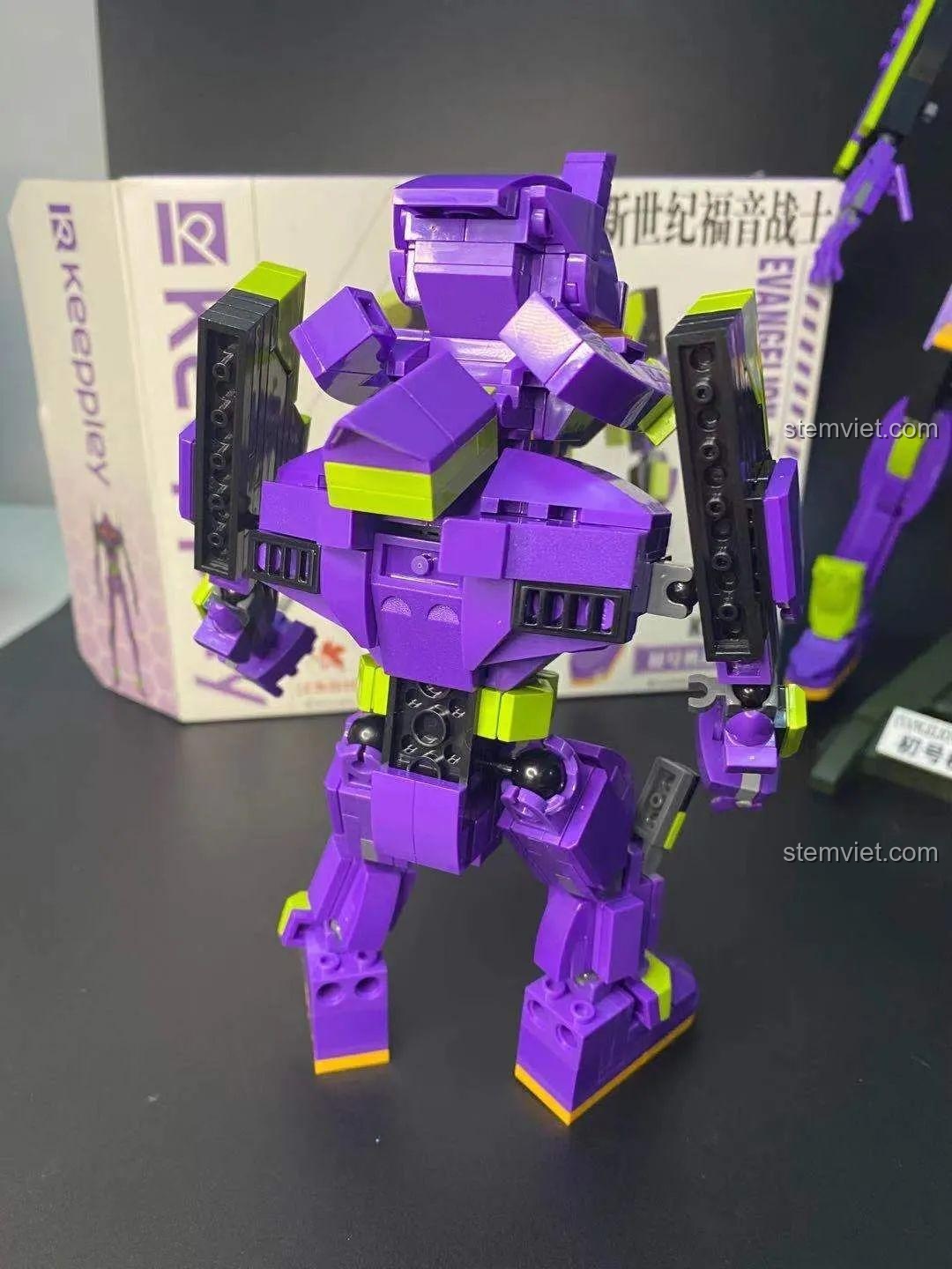 Mô hình robot Evangelion Unit-01 Keeppley K20302 hoàn thiện, đứng hiên ngang trước hộp sản phẩm.