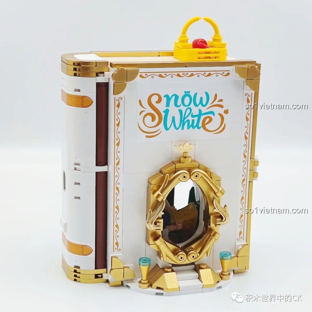 Thành phẩm bộ lắp ghép sách Bạch Tuyết Wekki 506183 khi đóng lại, mặt trước có gương thần và viền vàng.