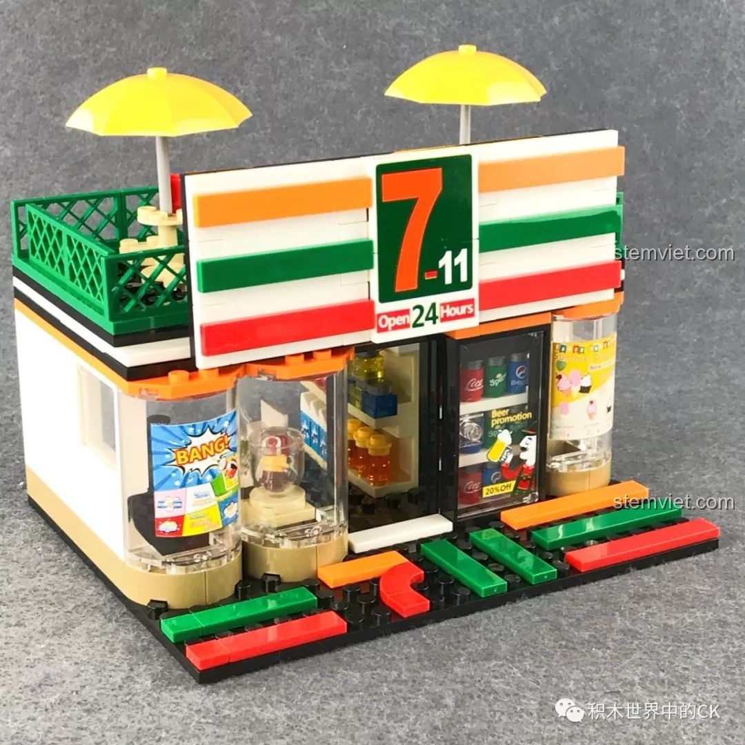 Mô hình SEMBO 601017 Cửa hàng tiện lợi 7-Eleven hoàn thiện nhìn từ phía trước, nổi bật với biển hiệu và mái hiên.