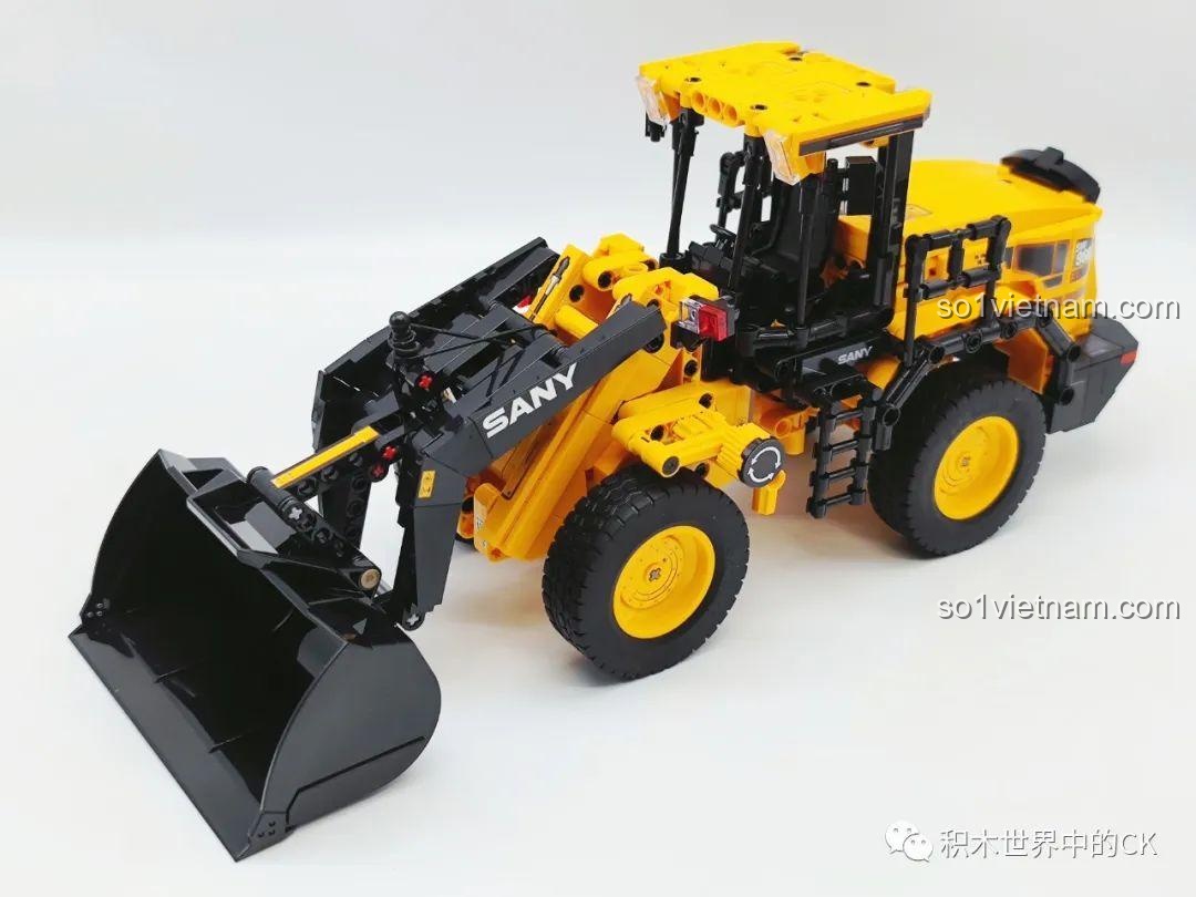 Thành phẩm mô hình đồ chơi lắp ráp Sembo 712016 Xe Xúc Lật Bánh Lốp SANY SW966K hoàn chỉnh, nhìn từ góc nghiêng phía trước.
