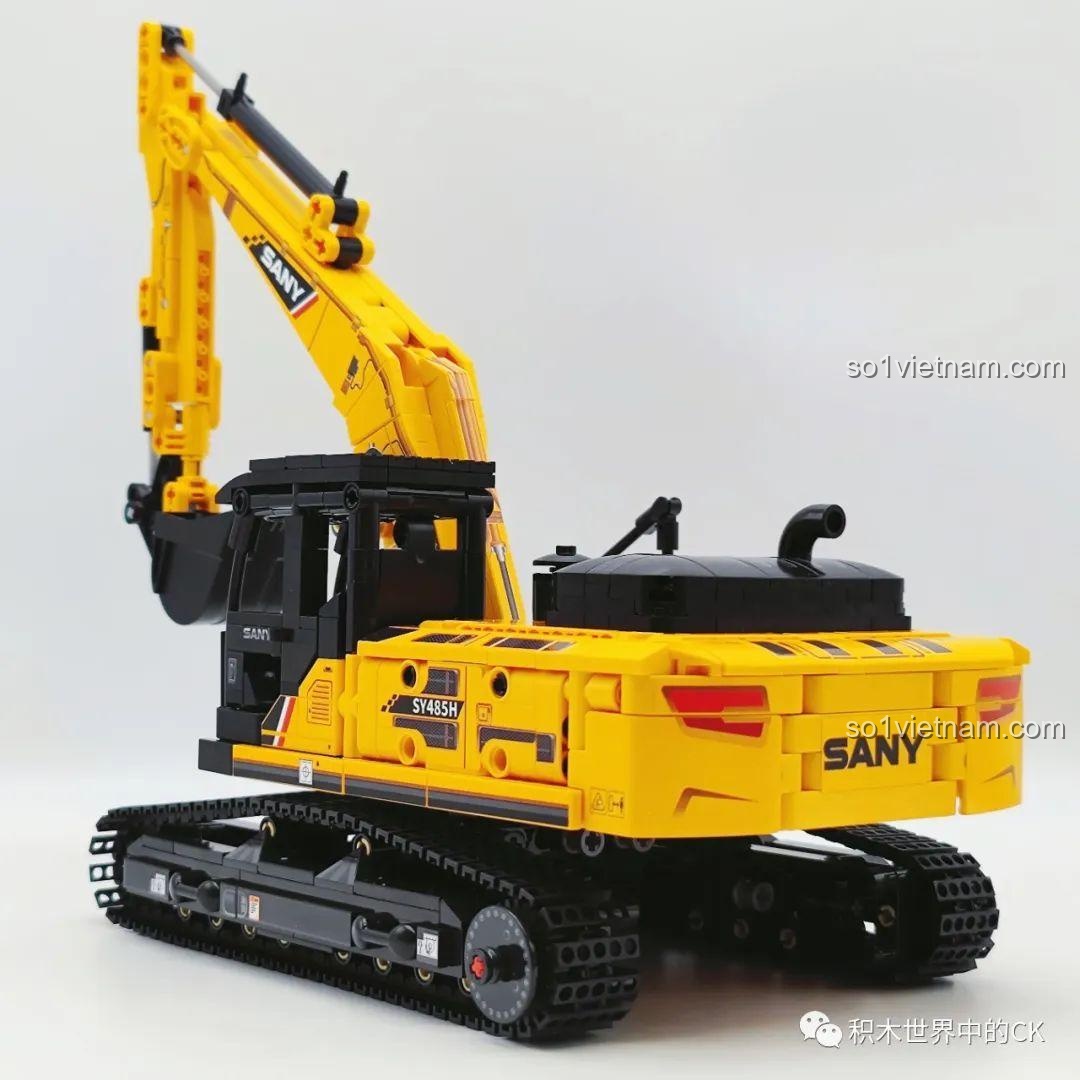 Mô hình xe công trình hạng nặng 712017 giá tốt nhìn từ góc chéo phía sau, nổi bật với logo SANY và các chi tiết đuôi xe.