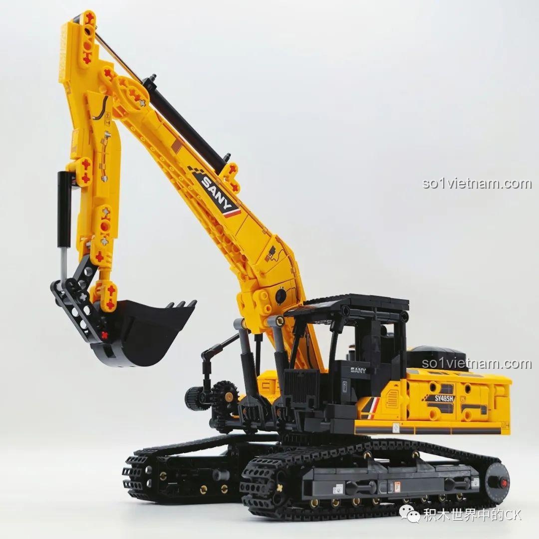 Cảm nhận Sembo 712017 Máy xúc bánh xích SY485H từ góc nghiêng, thể hiện cánh tay xúc vươn dài và cabin chi tiết.