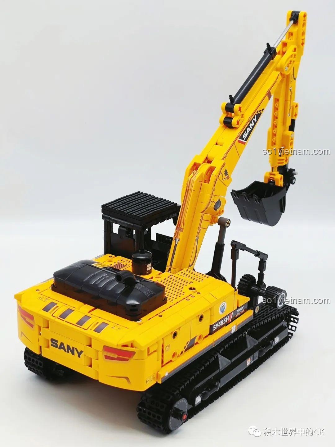 Bộ khối lắp ghép Xe cuốc SANY 712017 giá bình dân nhìn từ trên cao, cho thấy cách bố trí cabin và khoang động cơ.