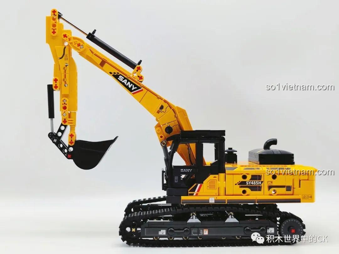 Review Sembo 712017 Xe cuốc SANY nhìn từ cạnh bên, cho thấy sự cân đối và chi tiết của toàn bộ mô hình.