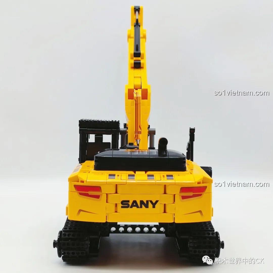 Mặt sau của mô hình xe xúc Sembo 712017 với logo SANY lớn và thiết kế đuôi xe gọn gàng, mạnh mẽ.