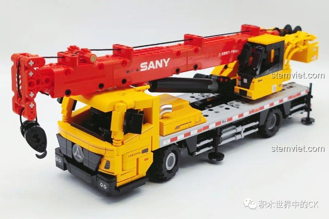 Mô hình Xe Cẩu Tải SANY STC120T5 712022 hoàn chỉnh nhìn từ góc chéo, sẵn sàng hoạt động.