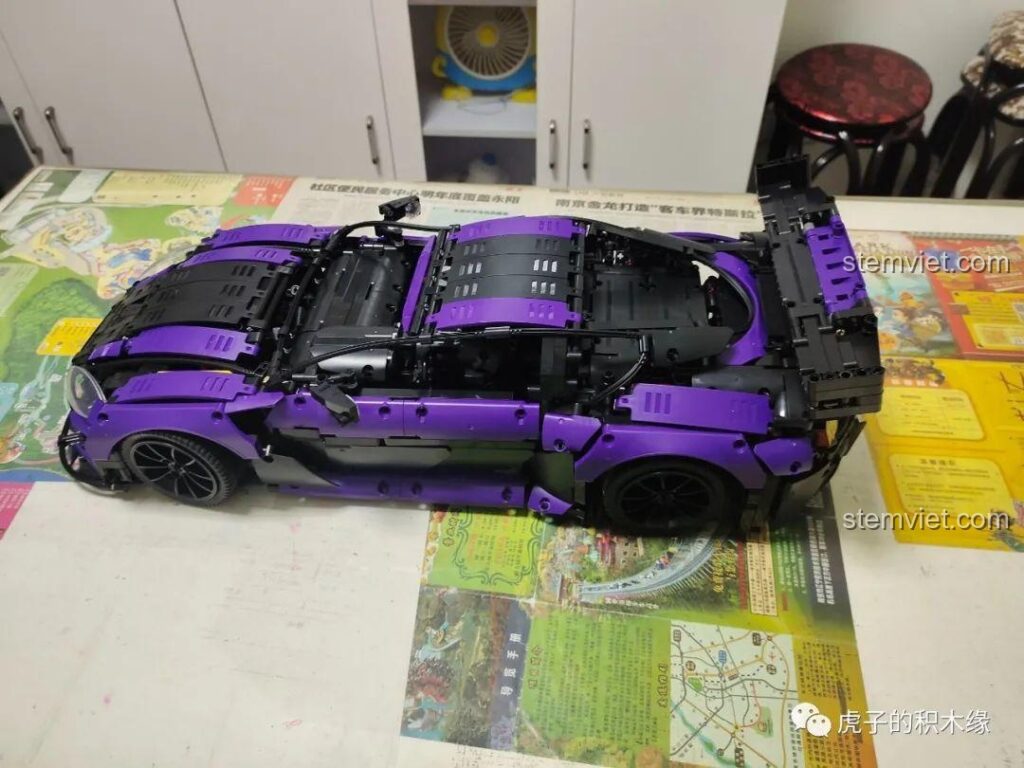 Thành phẩm mô hình xe đua Aston Martin Vantage GT3 C001 của CACO Blocks với màu tím đen đặc trưng nhìn từ góc nghiêng bên hông.