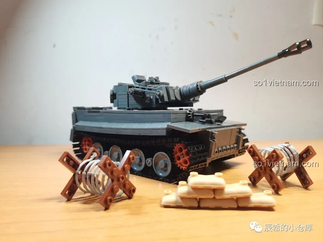 Mô hình xe tăng Tiger I Sluban M38-B0851 hoàn chỉnh cùng các phụ kiện đi kèm như bao cát và hàng rào kẽm gai.