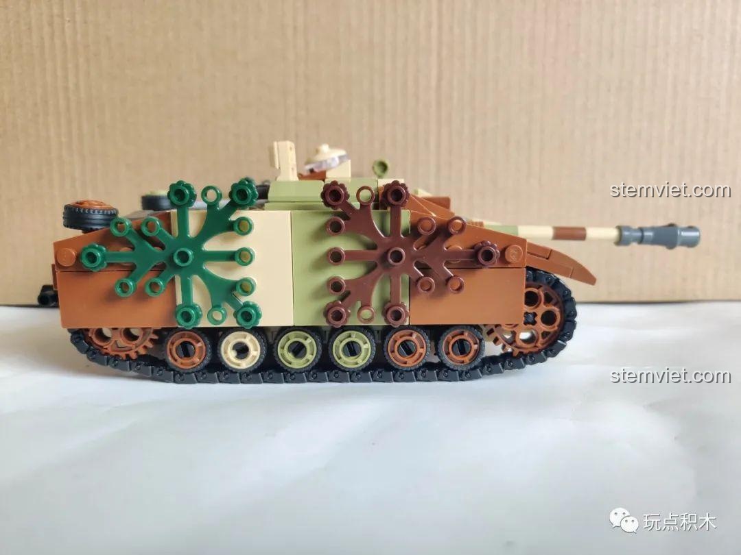 Mô hình hoàn chỉnh của Pháo Tự Hành Chống Tăng StuG III Sluban M38-B0858 nhìn từ bên hông.