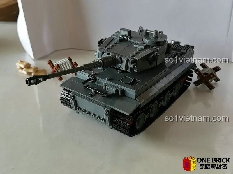 Hình ảnh thành phẩm của bộ Sluban M38B0851 Xe tăng Tiger I, chụp từ trên cao xuống, thể hiện rõ các chi tiết trên nóc xe và tháp pháo.