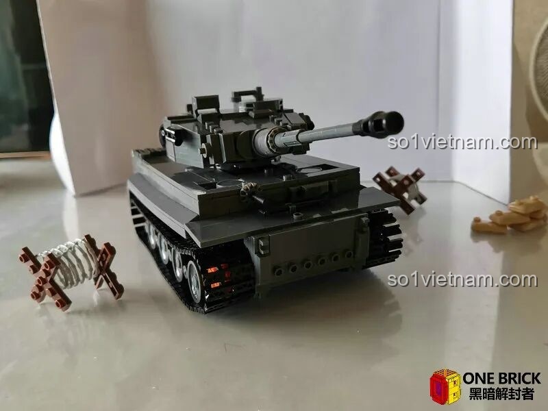 Hình ảnh thành phẩm của bộ Sluban M38B0851 Xe tăng Tiger I, nhìn từ góc chéo phía trước, rất oai vệ và chi tiết.