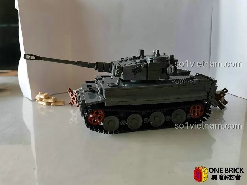 Hình ảnh thành phẩm của bộ Sluban M38B0851 Xe tăng Tiger I, nhìn từ bên hông, cho thấy toàn bộ hệ thống xích và bánh xe.