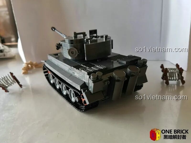 Hình ảnh thành phẩm của bộ Sluban M38B0851 Xe tăng Tiger I, nhìn từ góc phía sau, khoe trọn các chi tiết ở đuôi xe.