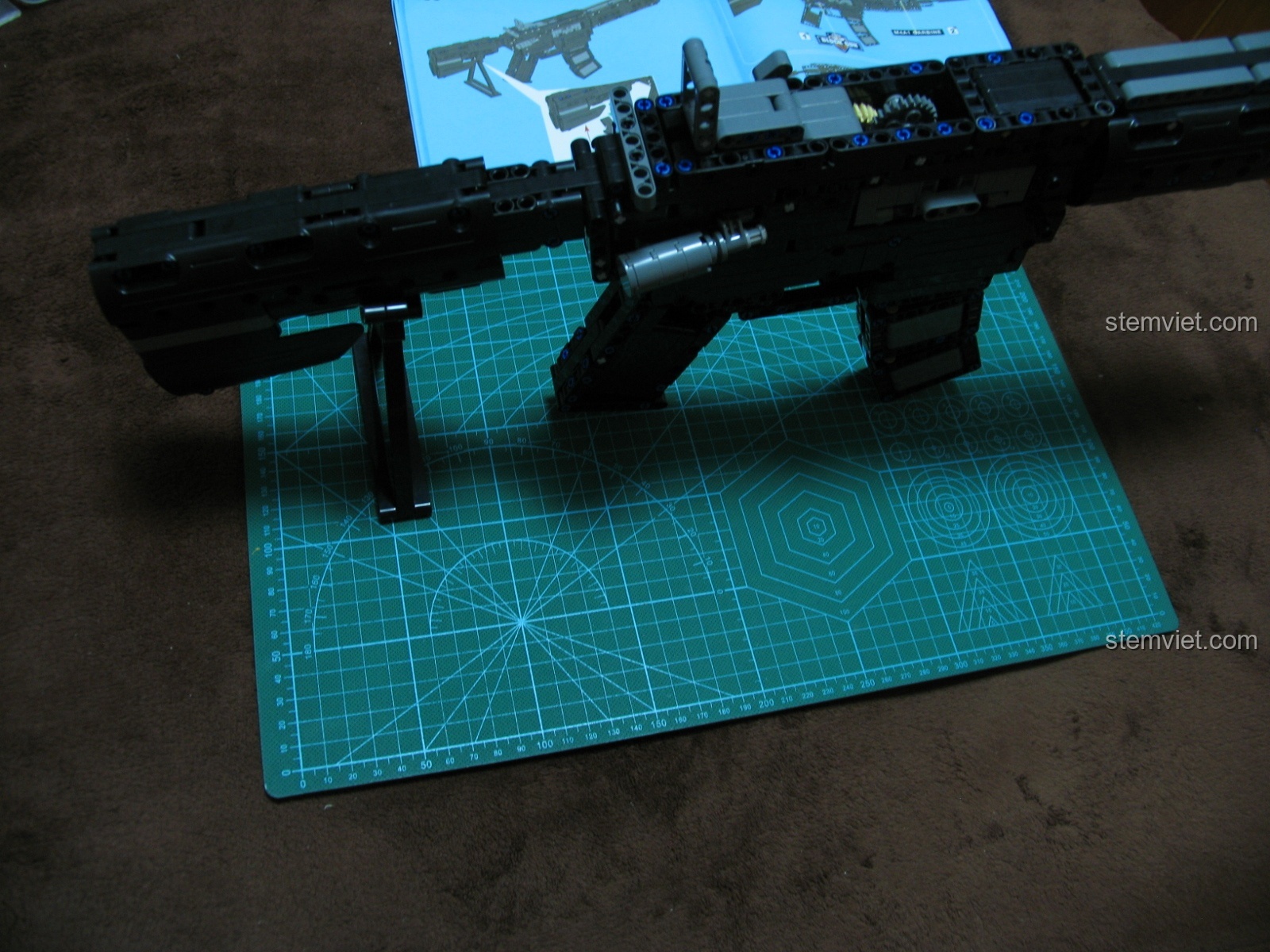 Thành phẩm đồ chơi mô hình Súng M4A1 CaDA đáng tiền sau khi lắp ráp hoàn chỉnh.