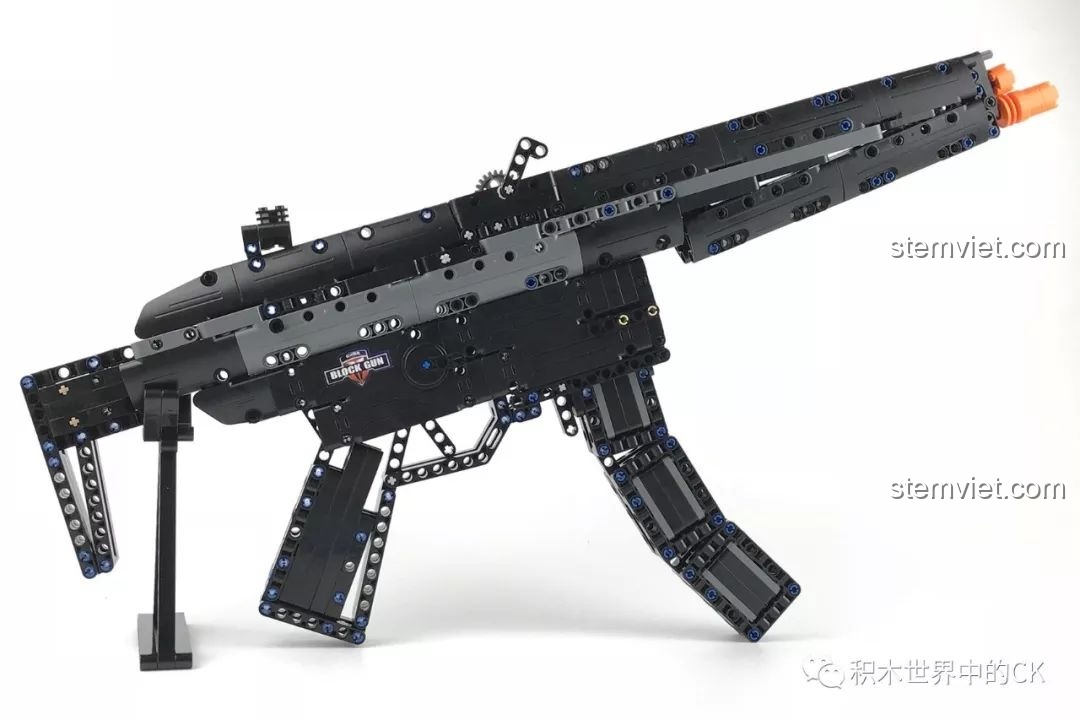 Mô hình súng MP5 CaDA C81006 hoàn chỉnh được trưng bày trên giá đỡ.