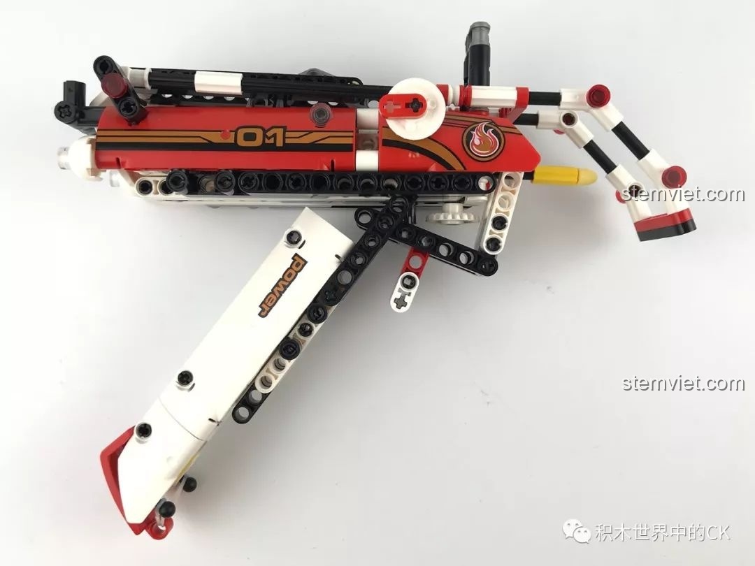 Sản phẩm hoàn thiện của bộ SY 7017 Súng Người Sắt ở chế độ phòng thủ, nhìn từ bên trái.