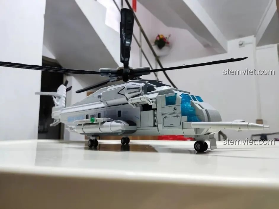 Mô hình trực thăng WOMA C0898 hoàn thiện nhìn từ góc chính diện, rất hoành tráng và đẹp mắt.