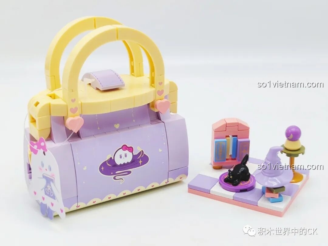 Thành phẩm túi xách Tarot Huyền Bí Wekki 516910 và tiệm phép thuật mini sau khi lắp ráp hoàn chỉnh.