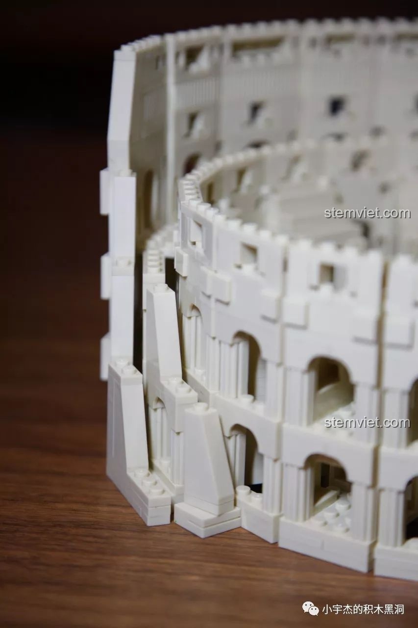 Mô hình hoàn chỉnh của bộ lắp ghép WANGE 5225 Đấu trường Colosseum La Mã, nhìn từ góc chính diện.