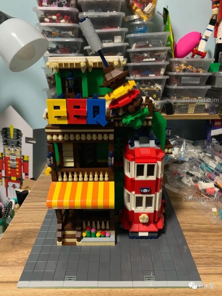 Thành phẩm cuối cùng của bộ lắp ghép WANGE 6313 Nhà hàng BBQ với thiết kế độc đáo, màu sắc rực rỡ và chi tiết xiên que nướng khổng lồ.