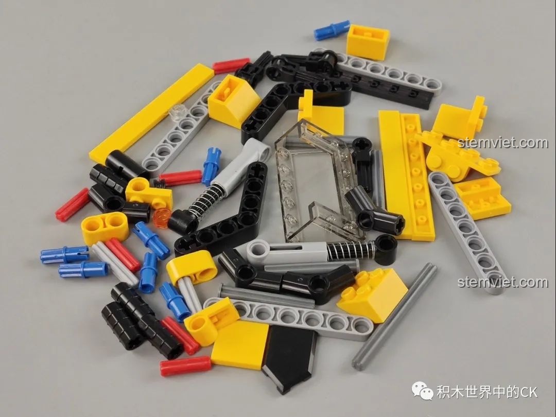 Thành phẩm mô hình Xe Tải Dã Chiến QMAN 42108 màu vàng đen sau khi lắp ráp hoàn chỉnh.