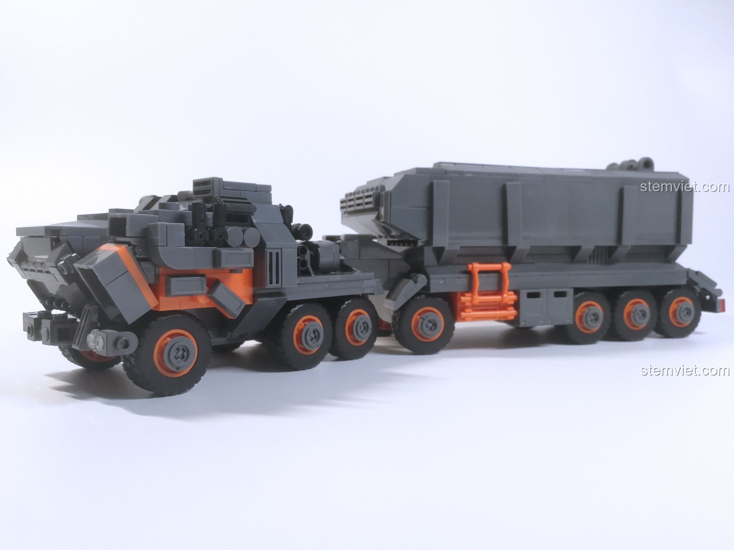 Toàn cảnh mô hình Xe Tải Vận Chuyển Lưu Động Địa Cầu M38-B0787 sau khi lắp ráp hoàn chỉnh, nhìn từ góc nghiêng.