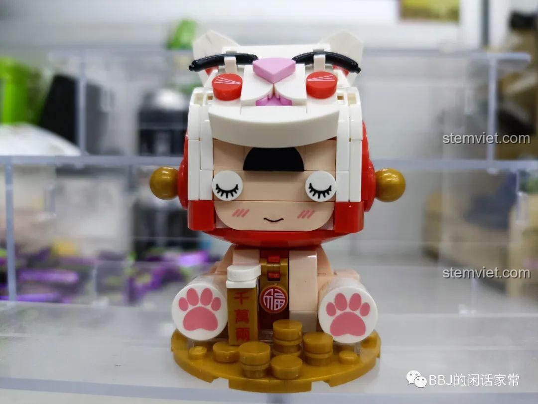 Mô hình Mèo Thần Tài Xiao Meng Ji 2053 hoàn chỉnh nhìn từ phía trước, với các chi tiết mắt nhắm, má hồng và đồng tiền vàng.