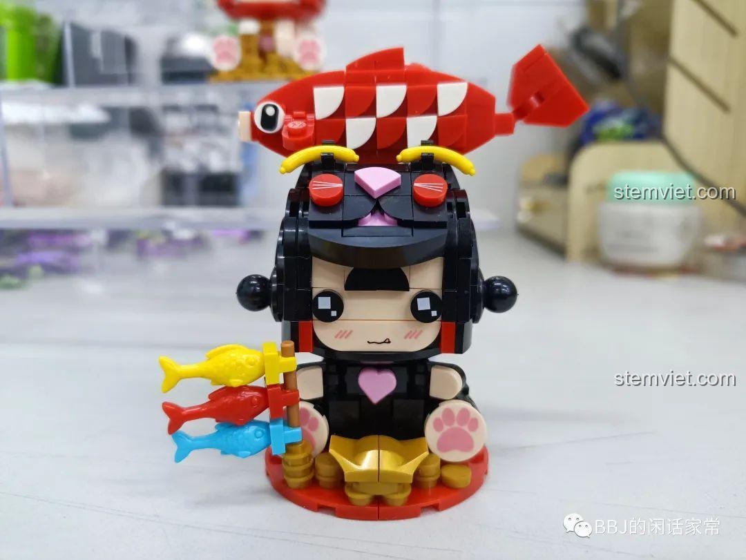 Mô hình Cô Bé Mèo Cá Koi Xiao Meng Ji 2054 hoàn chỉnh, với điểm nhấn là con cá Koi lớn trên đầu và xiên cá nhỏ.