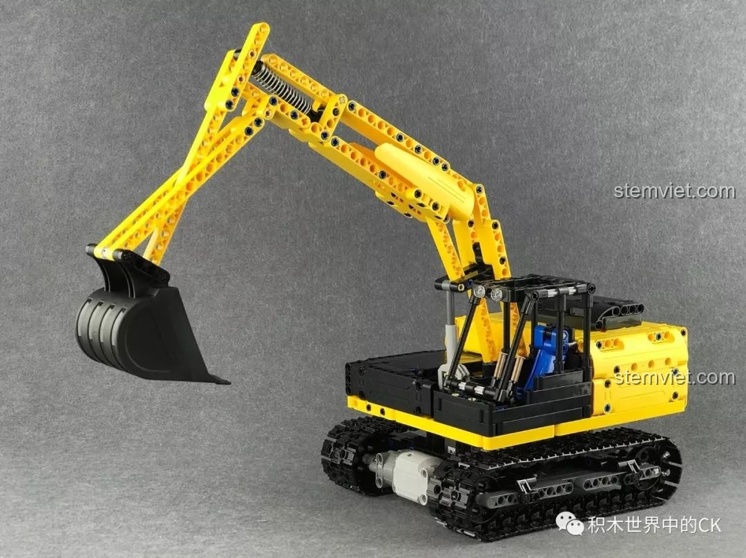 Mô hình CaDA C51057 Máy xúc bánh xích hoàn thiện, một thành quả tuyệt vời cho sự kiên nhẫn và sáng tạo của bé.