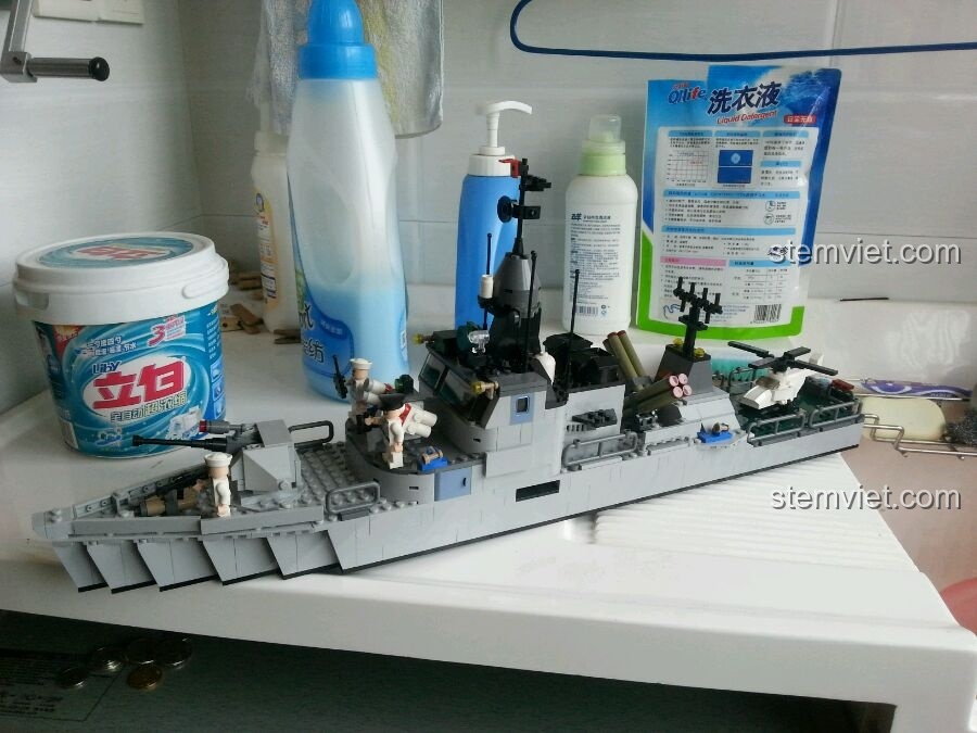 Mô hình hoàn chỉnh của bộ lắp ráp GUDI 8026 Tàu Hộ Vệ Tên Lửa Hùng Mạnh, dài khoảng 60cm, đặt trên bàn.