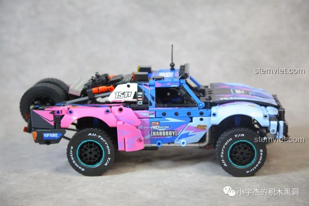 Mô hình Xe Bán Tải Địa Hình Baja SEMBO 715006 hoàn chỉnh, nhìn từ bên hông.