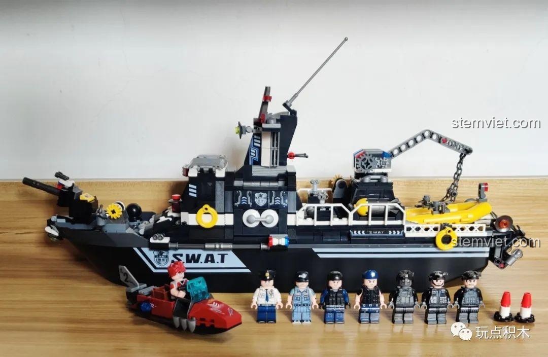 Toàn cảnh bộ lắp ráp Tàu Tuần Tra Đặc Nhiệm SWAT SEMBO 102467 hoàn chỉnh cùng 8 minifigures và xuồng cao tốc.