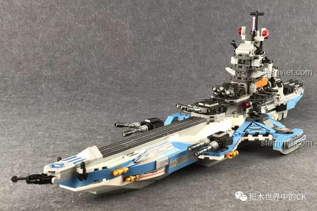 Mô hình Siêu Chiến Hạm Vũ Trụ Xingbao XB-13001 hoàn chỉnh, góc nhìn chéo thể hiện sự hoành tráng và chi tiết.