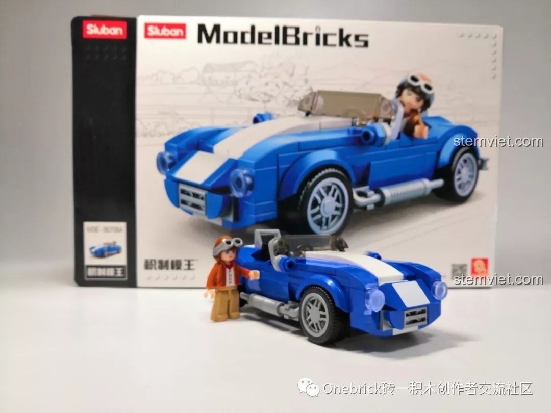 Mô hình xe thể thao mui trần xanh Sluban M38-B0706A hoàn thiện, đứng cạnh hộp sản phẩm, khoe vẻ đẹp thiết kế.