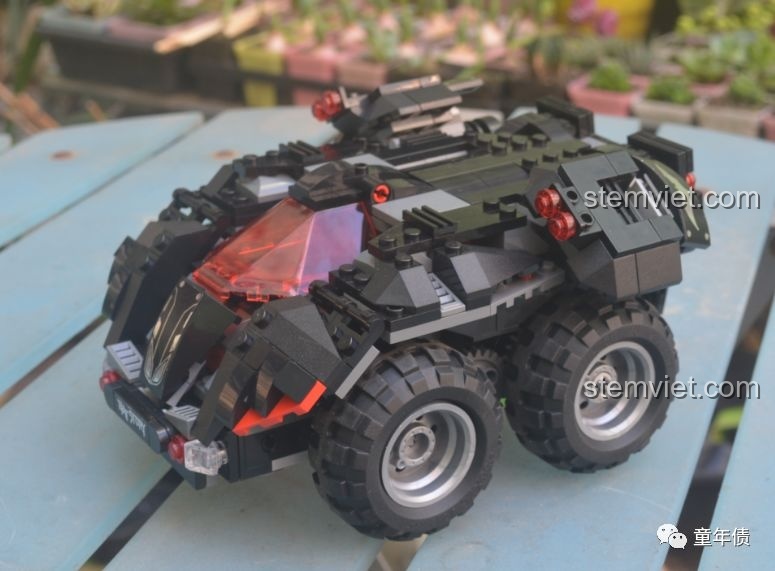 Mô hình Xe Batmobile Điều Khiển Từ Xa Mould King 13020 hoàn thiện với thiết kế góc cạnh và hầm hố.
