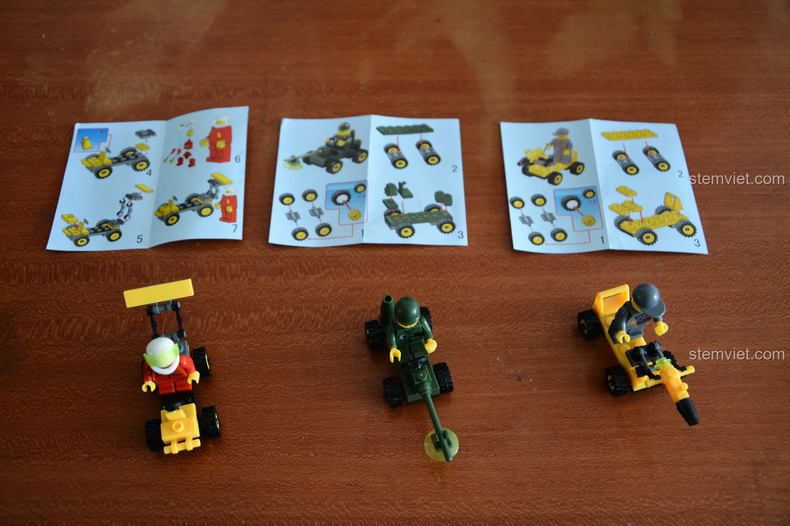 Ba chiếc xe mini sau khi được lắp ráp hoàn chỉnh từ bộ WANGE, thể hiện sự đa dạng của các phương tiện trong thị trấn.