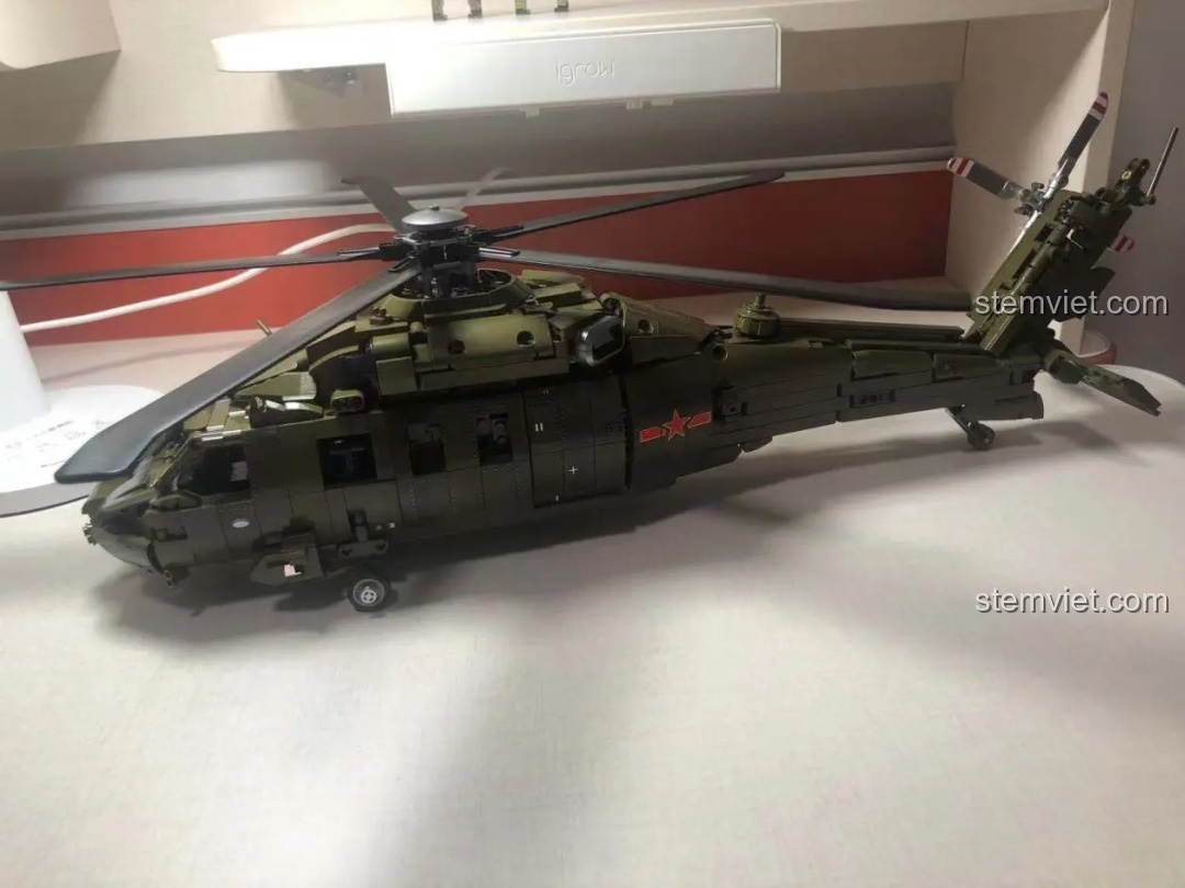 Mô hình Trực thăng Đa dụng Z-20 SEMBO 705992 hoàn chỉnh nhìn từ bên cạnh, khoe trọn vẻ đẹp hầm hố, mạnh mẽ.