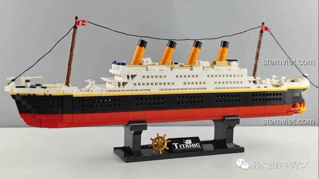 Toàn cảnh mô hình Tàu Titanic Zhe Gao 01010 hoàn thiện, đặt trên đế trưng bày với bánh lái và bảng tên.