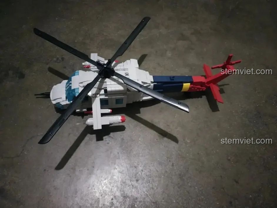 Mô hình WOMA C0897 Trực thăng chiến đấu Black Hawk hoàn chỉnh nhìn từ trên cao, sẵn sàng để trưng bày.