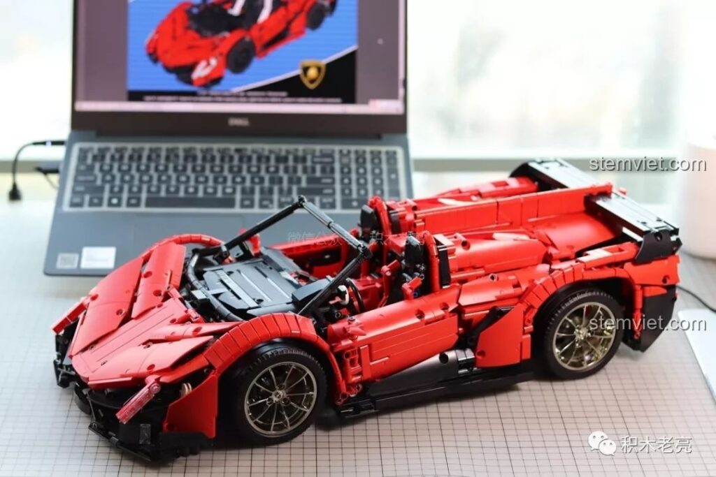 Mô hình hoàn thiện của bộ xếp hình Siêu xe Lamborghini Veneno Roadster Kỷ niệm 50 năm Mould King 13079 màu đỏ rực rỡ.
