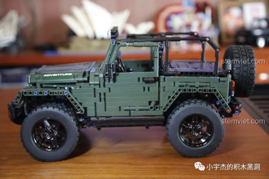 Mô hình Jeep Wrangler Rubicon hoàn chỉnh với bánh xe đã được lắp, nhìn từ góc bên hông.