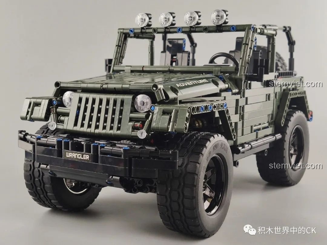 Hình ảnh hoàn thiện của bộ lắp ráp Mould King 13124 Mô hình Jeep Rubicon, góc nhìn 3/4 từ phía trước.