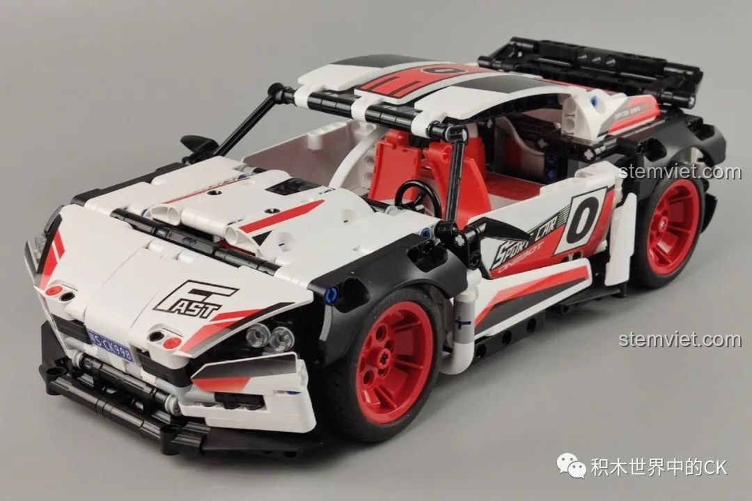 Mô hình Xe Đua RC ONEBOT SC40AIQI hoàn chỉnh với thiết kế thể thao, màu sắc trắng đỏ đen nổi bật và các chi tiết sắc sảo.