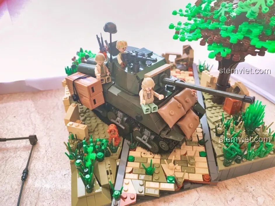 Toàn cảnh sa bàn MOC xe tăng Sherman M4A3 từ bộ Sluban M38-B1110 với đầy đủ xe tăng, binh lính và cây cối.
